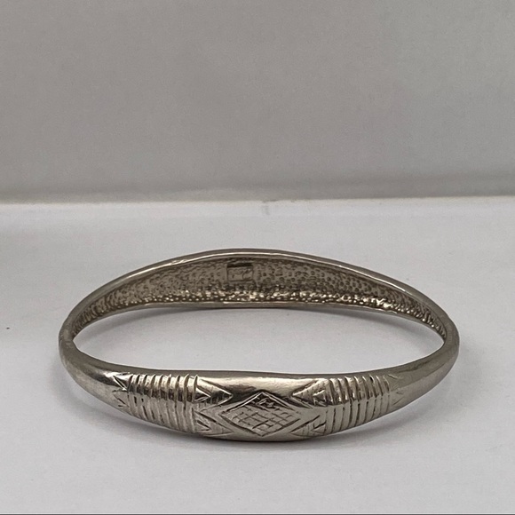 NURI Co.women Jewelry silver tone etched deco silver bangle bracelet. Pre-owned. - Picture 1 of 12